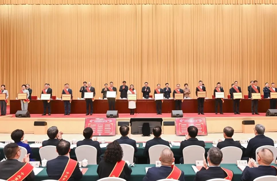 喜報(bào) | 山外山榮獲“重慶市優(yōu)秀民營(yíng)企業(yè)”稱號(hào)！